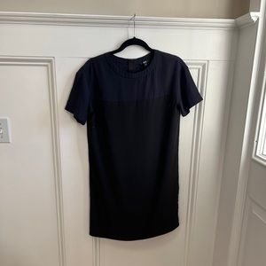 Uniqlo (Sz. Men’s XS) duo-tone luxe tee w. metallic back zipper